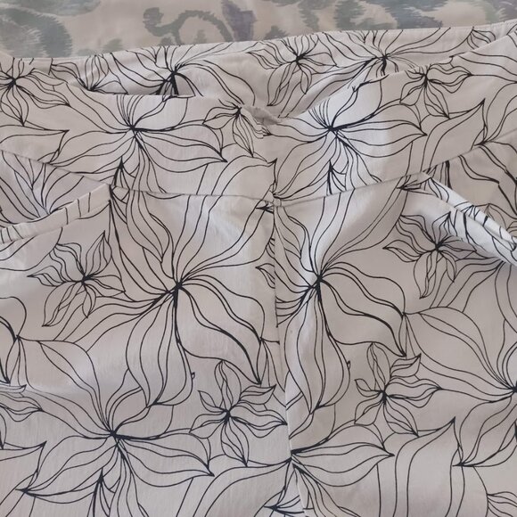 Chico’s Perfect Stretch Ankle Pants Sz 12/14 Floral Black White Pull On Stretch - Picture 6 of 9